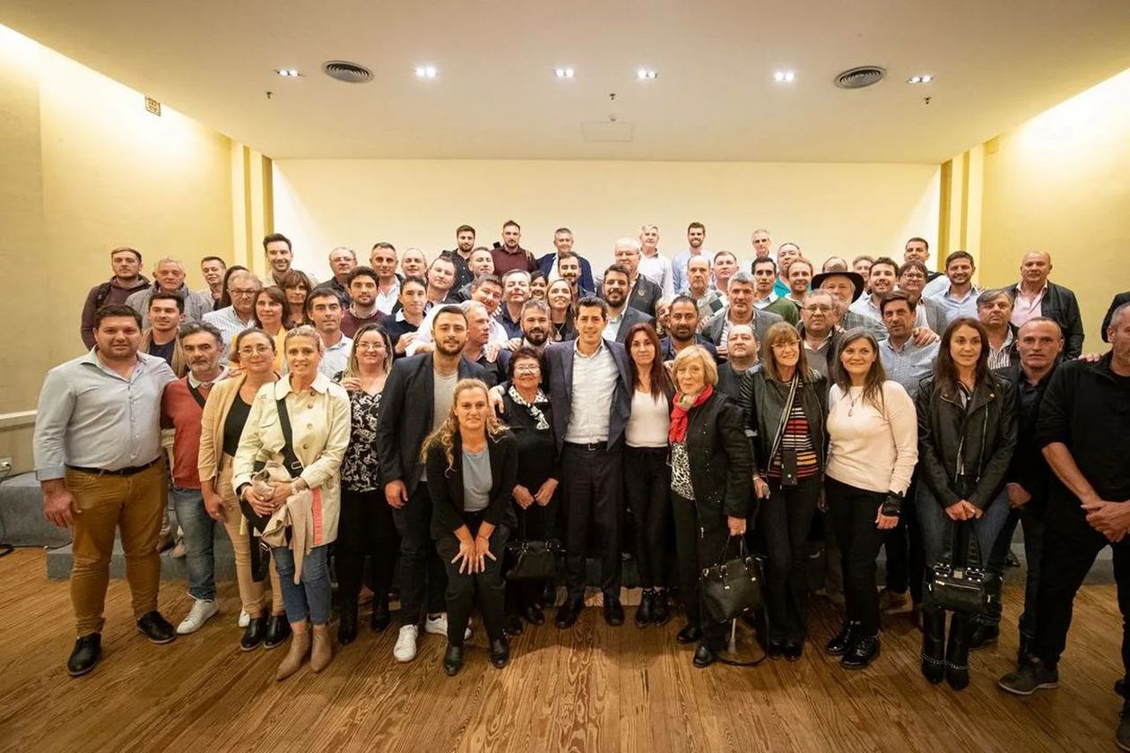 La delegación de presidente comunales santafesinos con el ministro del Interior.