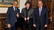 Daniel Scioli con Javier Milei y su excompañero de andanzas bonaerenses Guillermo Francos.