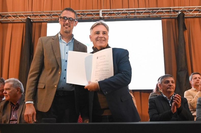 El intendente de Morteros, Sebastián Demarchi, junto al gobernador de Córdoba, Martín Llaryora.