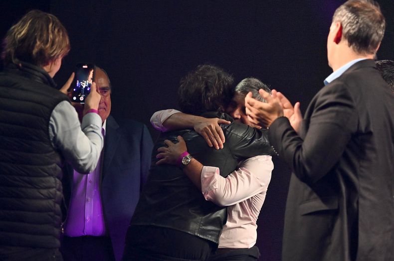 Javier Milei se abraza con Toto Caputo.