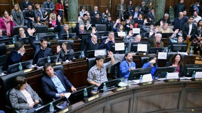 acusaciones de ?golpistas? y griterio en la legislatura por la suspension a dilma