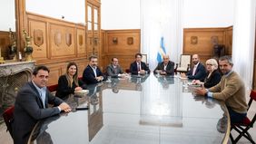 Nicolás Posse y Guillermo Francos, con autoridades del PRO en la Cámara de Diputados. Debatieron sobre el pacto fiscal, que tiene la reforma de Ganancias. 
