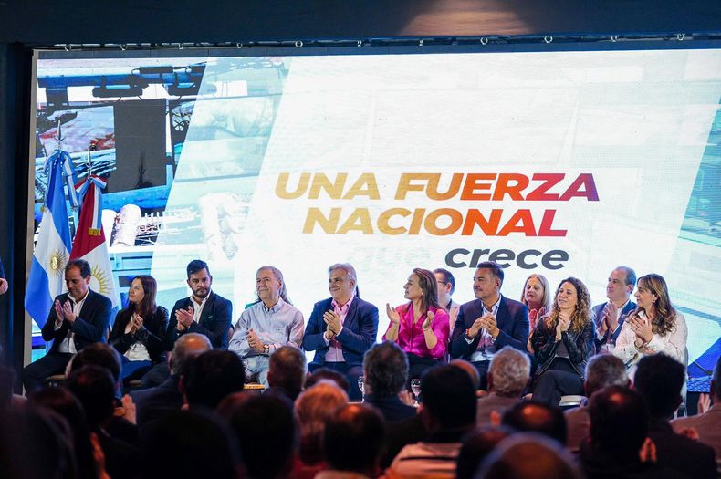 Martín Llaryora y los integrantes de lista que encabeza Juan Schiaretti para la Cámara de Diputados