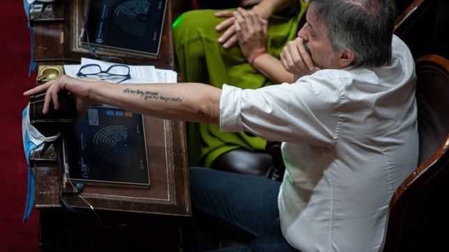 a un ano del portazo: kirchner, antes y despues de dejar la presidencia del bloque