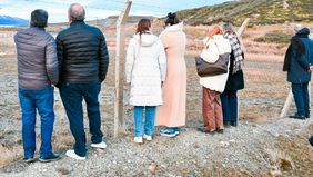El grupo de senadores de Fuerza Patria se acercó a la base militar que Milei paralizó y ahora pretende terminar en Ushuaia. No los dejaron ingresar.&nbsp;