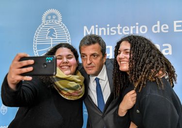 FMI, aguinaldo e inflación: por qué salta el blue con el ministro Massa en campaña