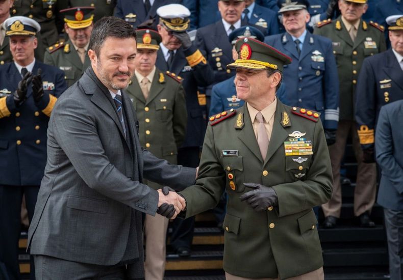 Luis Petri y Carlos Presti, ministro y ministro designado de Javier Milei. 