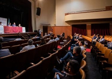 Pese a la crisis económica, varios intendentes pagan sueldos sin ayuda extra
