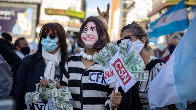 banderazo y tele en vivo: macri trabajo de lider opositor en el feriado