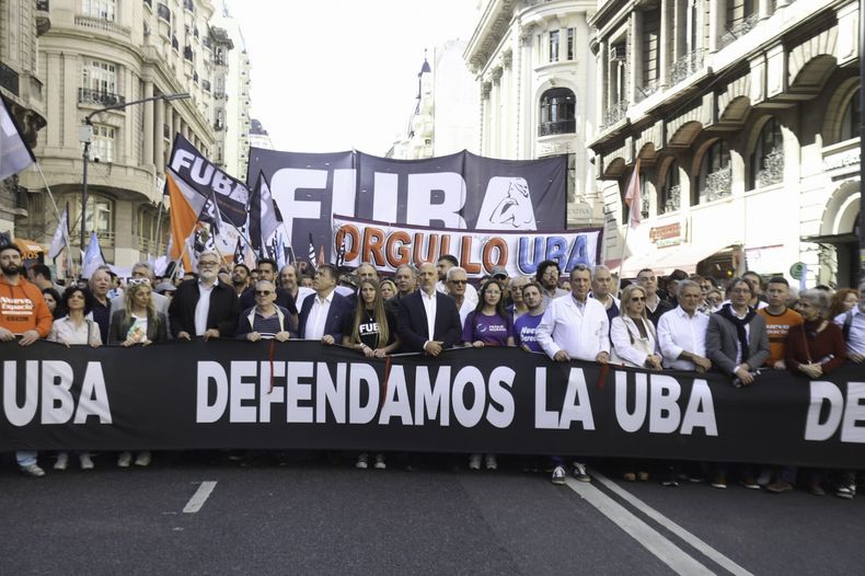 La comunidad universitaria, la oposición y los sindicatos marchan contra el veto presidencial al financiamiento educativo y por una recomposición salarial. (Foto NA)