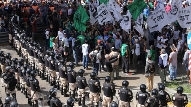 tension entre manifestantes y prefectura en el puente pueyrredon