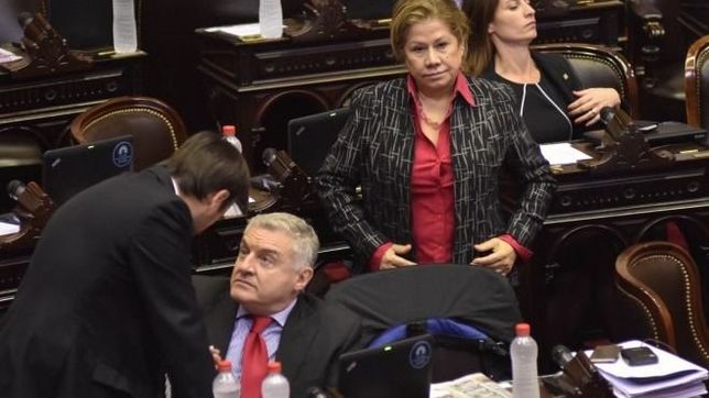 el massismo dice que carrio lo usa para presionar y apura el juicio a lorenzetti