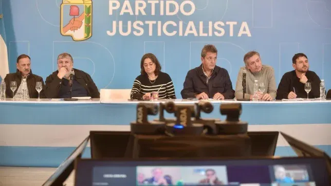 La silla vacía de CFK, entre Mayans y Corpacci. 
