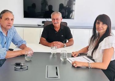 &nbsp;Cesar Domínguez con la diputada Lorena Villaverde