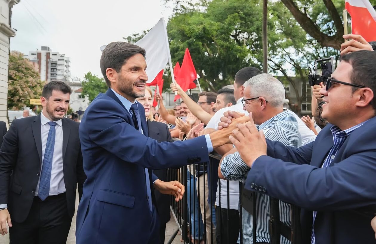 Saludo a la militancia.&nbsp;Maximiliano Pullaro y Leonel Chiarella&nbsp; recorrieron juntos la explanada de la Legislatura.&nbsp;