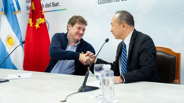 Gustavo Melella y el embajador Wang Wei, juntos en Tierra del Fuego.
