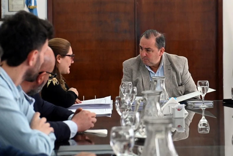 El intendente de Santa Fe, Juan Pablo Poletti, el día que recibiió el informe sobre la Caja de Jubilaciones Municipal.
