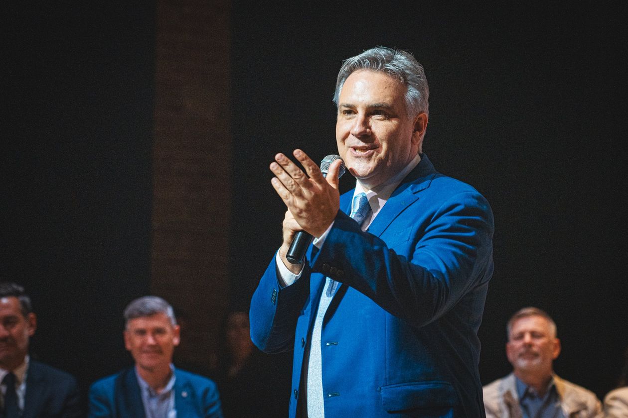 Martín Llarroya en un encuentro con pastores y pastoras evangélicos de Córdoba.