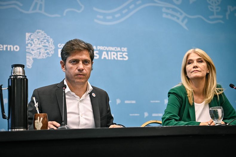 Axel Kicillof y Verónica Magario. El gobernador bonaerense apoyó a Ignacio Torres criticó a Javier Milei Noticias Argentinas