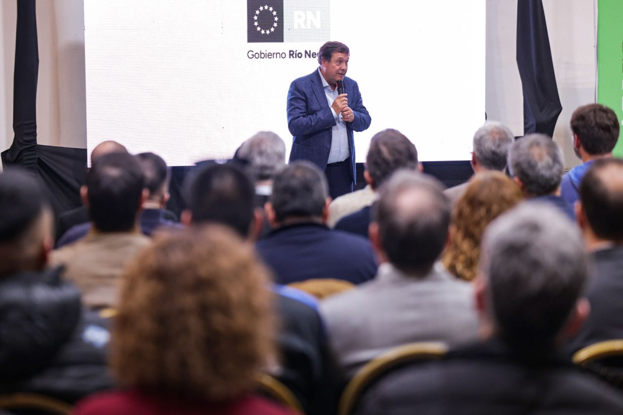 Alberto Weretilneck explicando para los intendentes y funcionarios el traspaso de las rutas nacionales y el Tren de Valle a Río Negro.