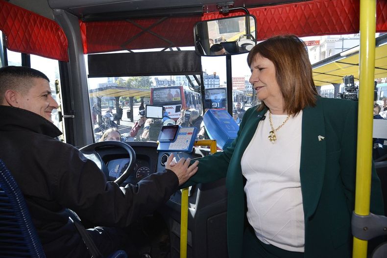 Patricia Bullrich subió a un colectivo que no se adhirió al paro general de la CGT.