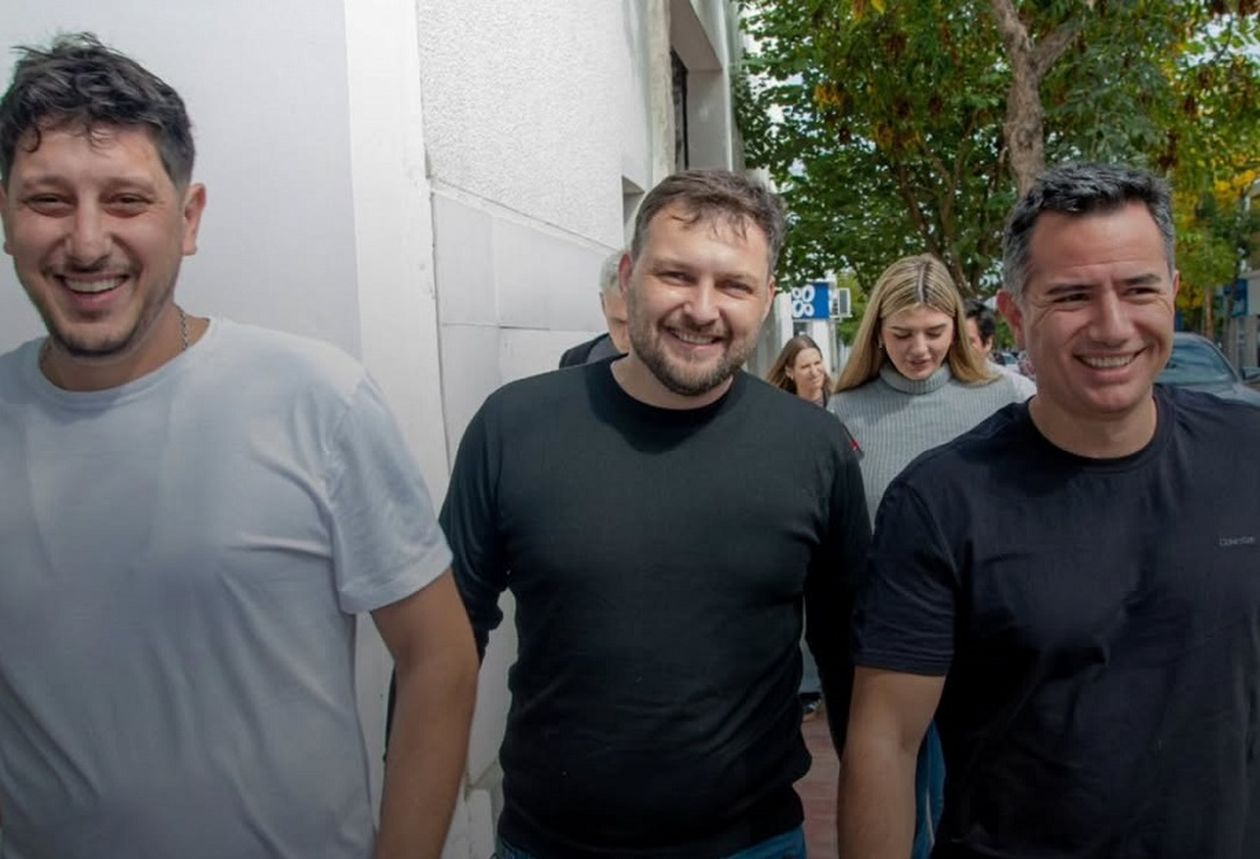 Gabriel Bornoroni, junto a los dos integrantes de La Libertad Avanza de Arroyito que decidieron dar un paso al costado.&nbsp;