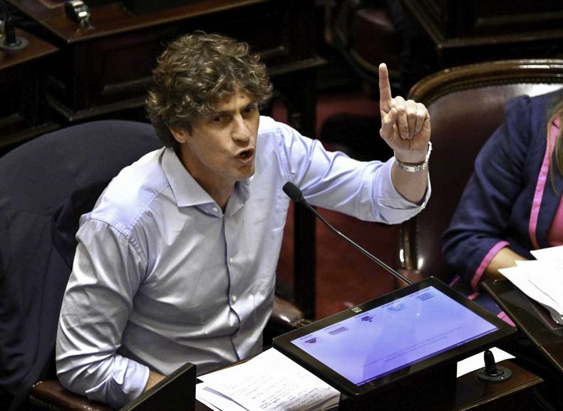 El senador Martín Lousteau piensa en una apertura hacia el peronismo, pero el kirchnerismo duro parece su límite.