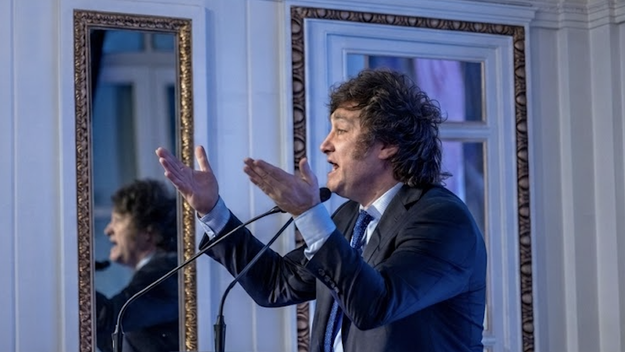 Javier Milei le pide a Toto Caputo resultados imposibles dentro de su esquema económico. El modelo, frente al espejo. Javier Milei le pide a Toto Caputo resultados imposibles dentro de su esquema económico. El modelo, frente al espejo.