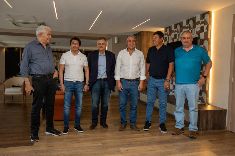 Los petroleros junto a Rolando Figueroa y el futuro ceo y presidente de YPF, Hugo Marín.
