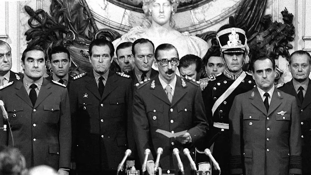 Jorge Rafael Videla y el resto de los jerarcas de la dictadura, en el Salón Blanco de la Casa Rosada.
