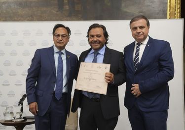 Gustavo Sáenz (gobernador de Salta) recibe un premio del diputado Juan Brügge (Encuentro Federal). 