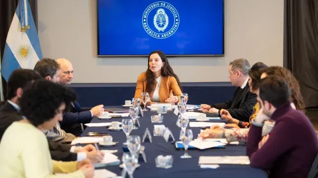 María Florencia Zicavo, la encargada de investigar a Javier Milei por el escándalo cripto, en una reunión del Ministerio de Justicia.