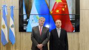 El gobernador de La Pampa Sergio Ziliotto recibió al embajador chino Wang Wei, quien desembarcó con representantes de poderosas empresas de su país.