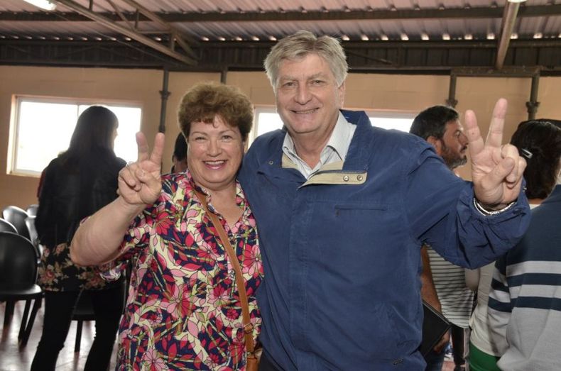 Marta Paturlanne, cuando era intendenta de Santa Isabel, junto al gobernador Sergio Ziliotto, antes de que Farana lograra su destitución.