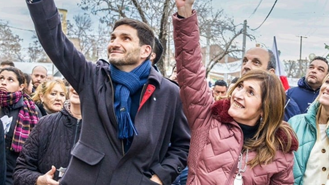 Adriana Chuchi Molina junto a Maximiliano Pullaro, gobernador de la provincia de Santa Fe.