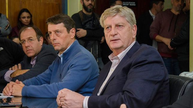 El gobernador de La Pampa, Sergio Ziliotto, junto a su candidato a diputado nacional Ariel Rauschenberger, que lleva las dos boletas presidenciales de Unión por la Patria.