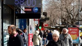 Retiro fuerte, colas de personas humanas y colapso cibernético