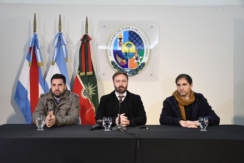 Francisco Azcué (JxER) junto a Luciano Del Ollio (izq) y Pablo Ferreyra (der), en una conferencia de prensa sobre el Pacto de Julio que el intendente de Concordia pretende firmar en agosto.&nbsp;