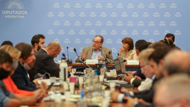 humo blanco despues de un cuarto intermedio para sellar el dictamen