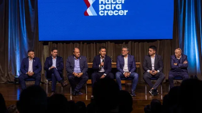 Manuel Calvo recibió a más de 200 intendentes que responden a Martín Llaryora