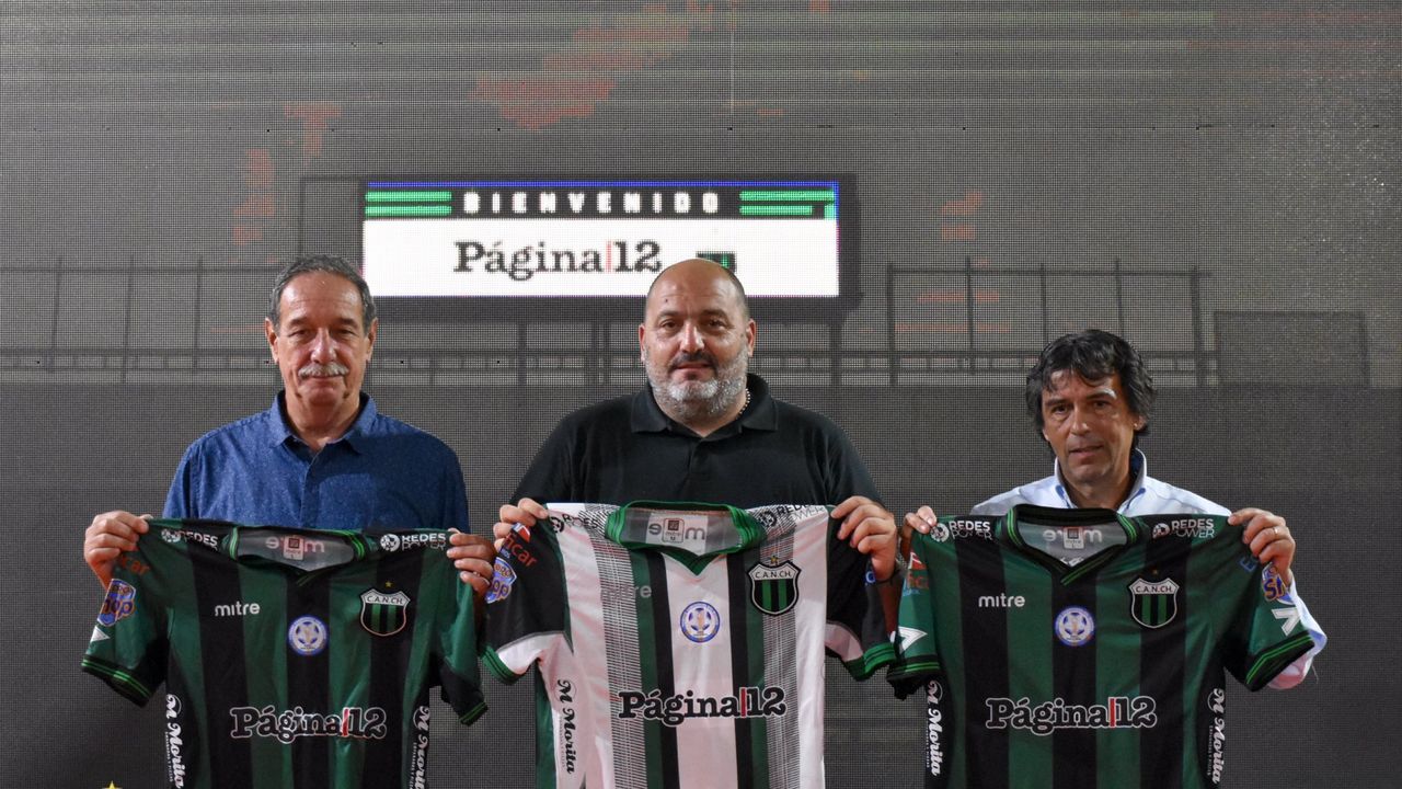 Ricardo Badía, Hugo Bellon y Miguel González exhiben la camiseta de Nueva Chicago con la publicidad de Página 12