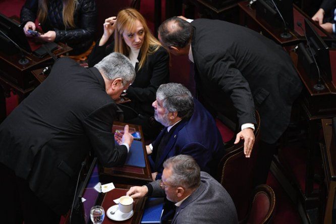 Anabel Fernández Sagasti y José Mayans, jefes de Unión por la Patria en el Senado, firmantes del proyectos de los gobernadores que complica a Javier Milei.&nbsp;