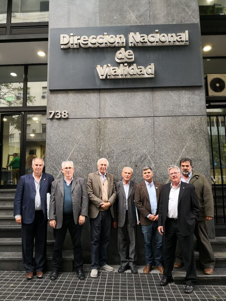 Dirigentes de la Sociedad Rural de Victoria y de la Comunidad Islera, junto al ministro de Desarrollo Productivo de Entre Ríos, Guillermo Bernaudo, después de la firma del acuerdo entre las entidades del campo y el gobierno nacional. 