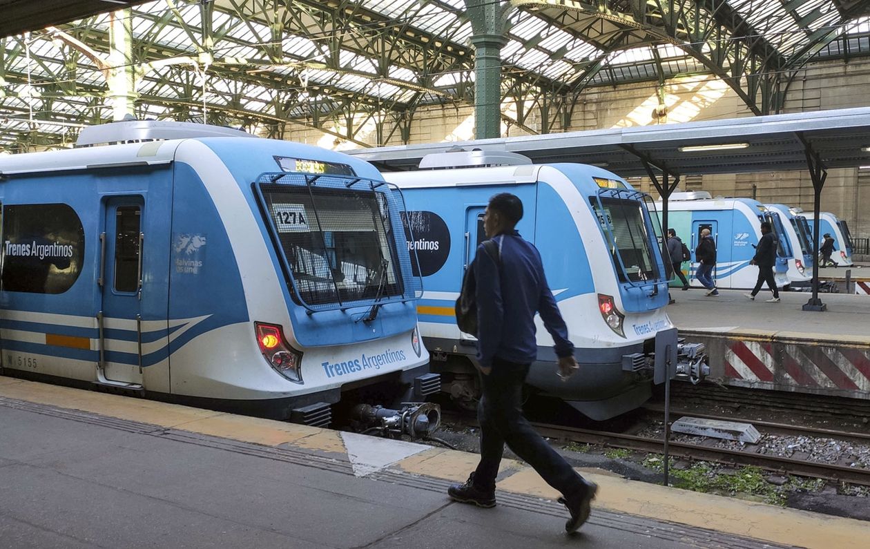 Los trenes de Javier Milei: menos servicios, disminución de pasajeros y más saltos de molinete