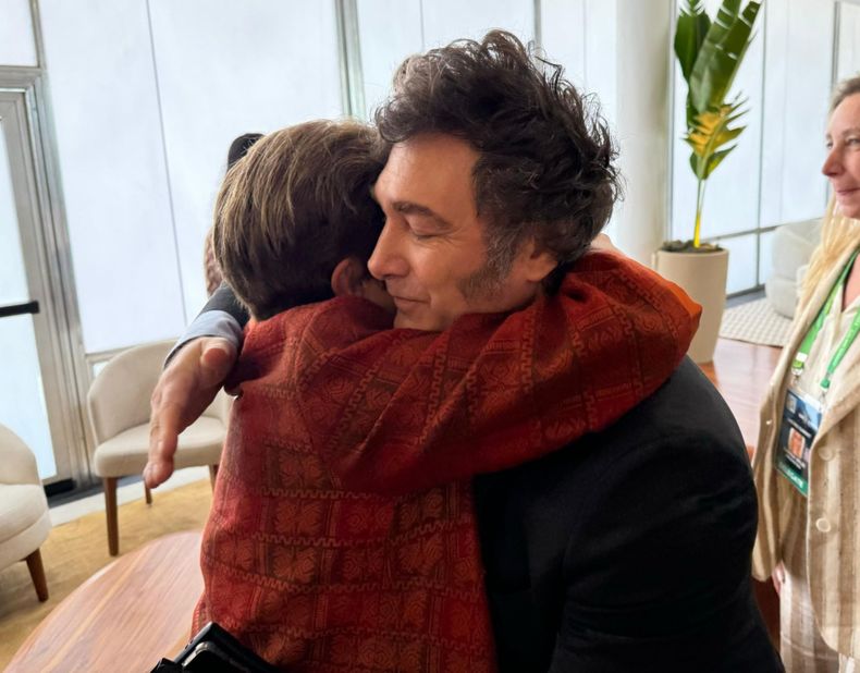 Javier Milei se abraza con la titular del FMI, Kristalina Georgieva.