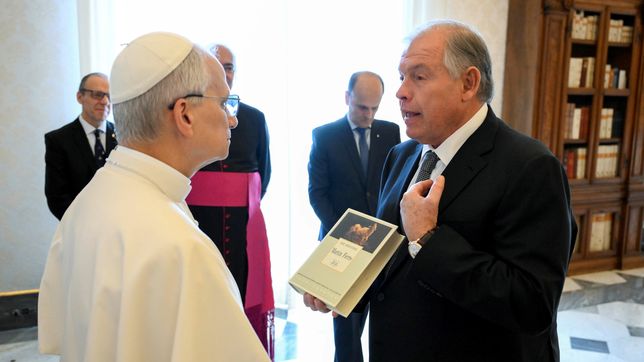 El papa León XIV dialoga con el canciller argentino Gerardo Werthein