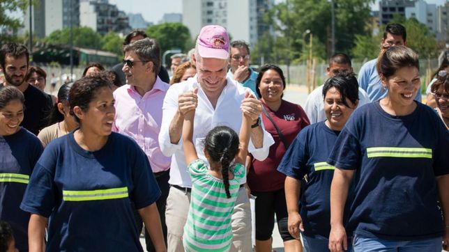 Letra P | Larreta caminando en la calle