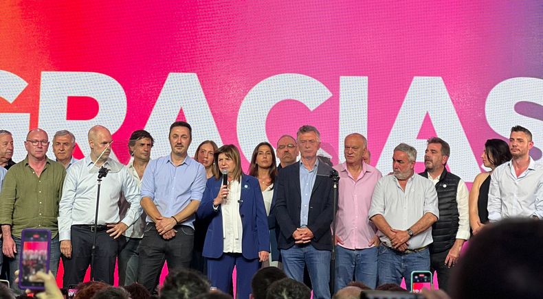 Patricia Bullrich junto a la cúpula de JxC aceptando la derrota en las elecciones.