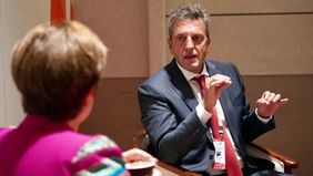 El equipo de Massa viaja con dos relojes para cerrar la letra chica con el FMI