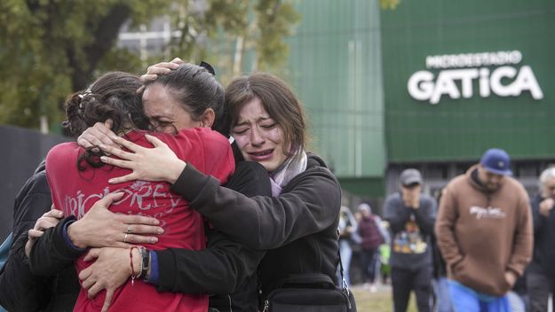 Lágrimas y abrazos entre las seguidoras del Indio Solari Lágrimas y abrazos entre las seguidoras del Indio Solari